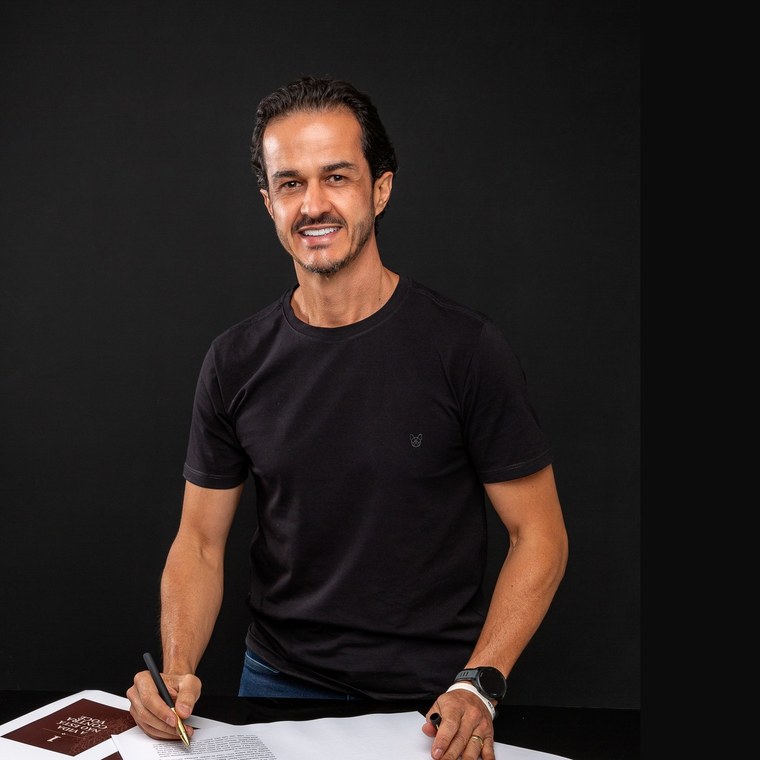 Flávio Alves Monteiro revisando o original do livro