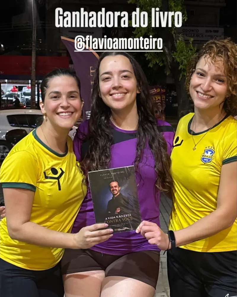 Três leitoras na academia, uma delas com o livro