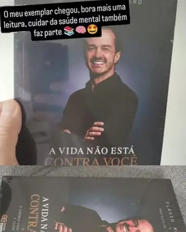 O livro recém-chegado na mão de um leitor, com a legenda: o meu exemplar chegou
