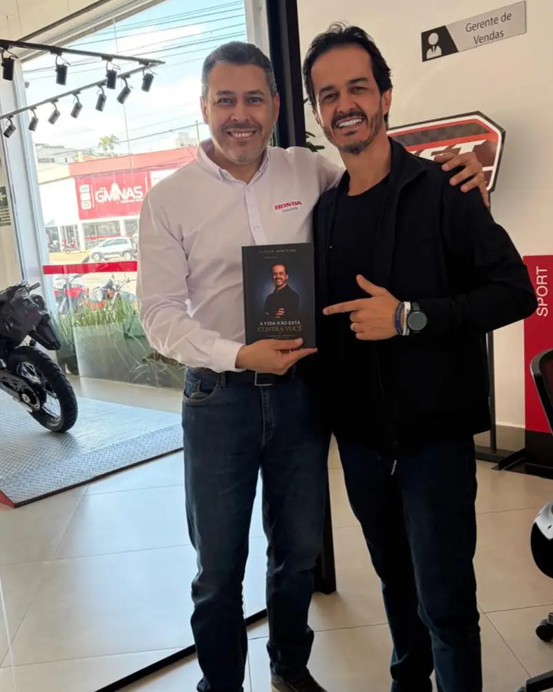 Flávio entrega o livro a Jairo